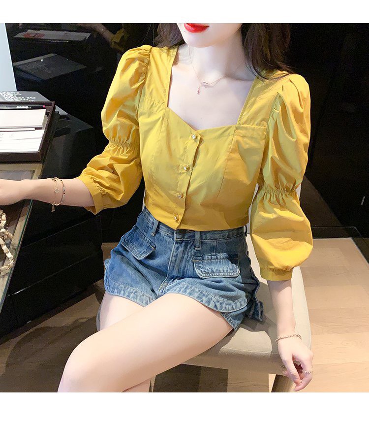 Áo kiểu cổ vuông sang chảnh cùng tay nhún sành điệu thích hợp đi dạo phố hay dự tiệc