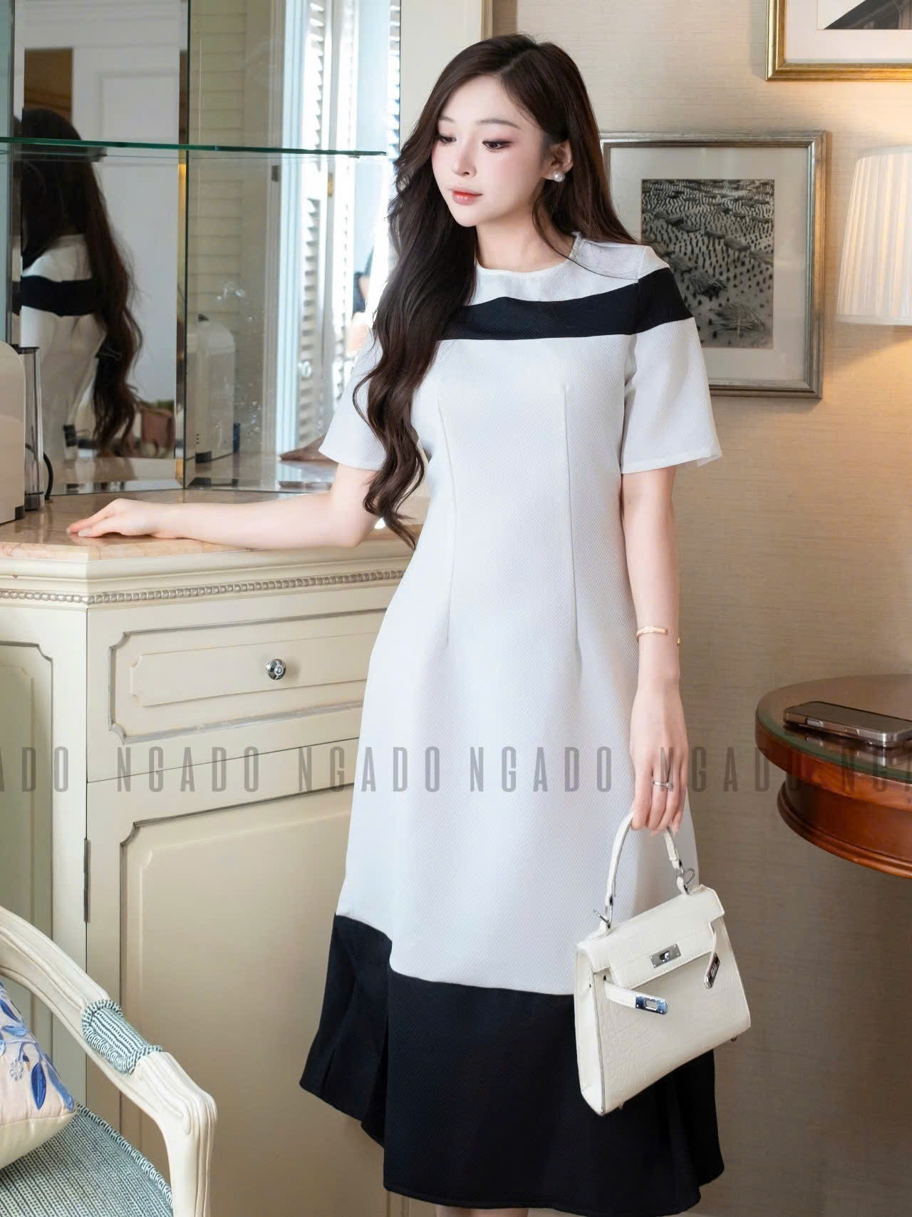 Đầm trắng cổ tròn phối đen NGADO
