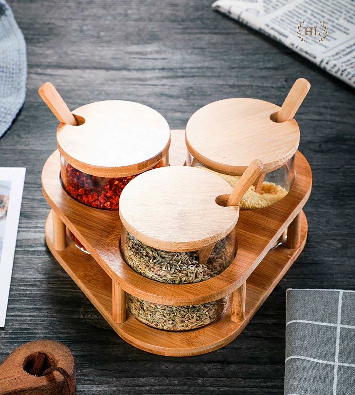 Bộ 3 hũ đựng gia vị thuỷ tinh chịu nhiệt khay gỗ tam giác