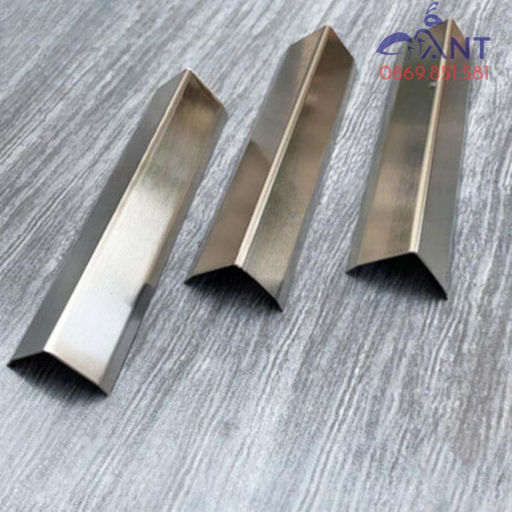 Nẹp inox 304 chữ V trắng xước, Nẹp v inox 304, dày 0.6li hàng bo cạnh, thanh dài 2m44 thi công đơn giản