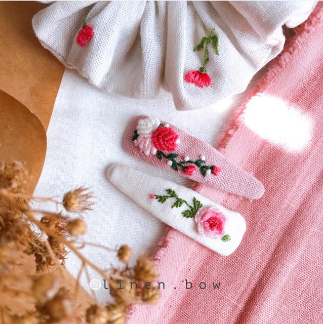 Scrunchies thêu và kẹp tone hồng