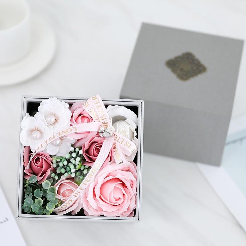 Quà tặng 8 tháng 3 quốc tế phụ nữ , hộp quà hoa hồng sang trọng tặng kèm son