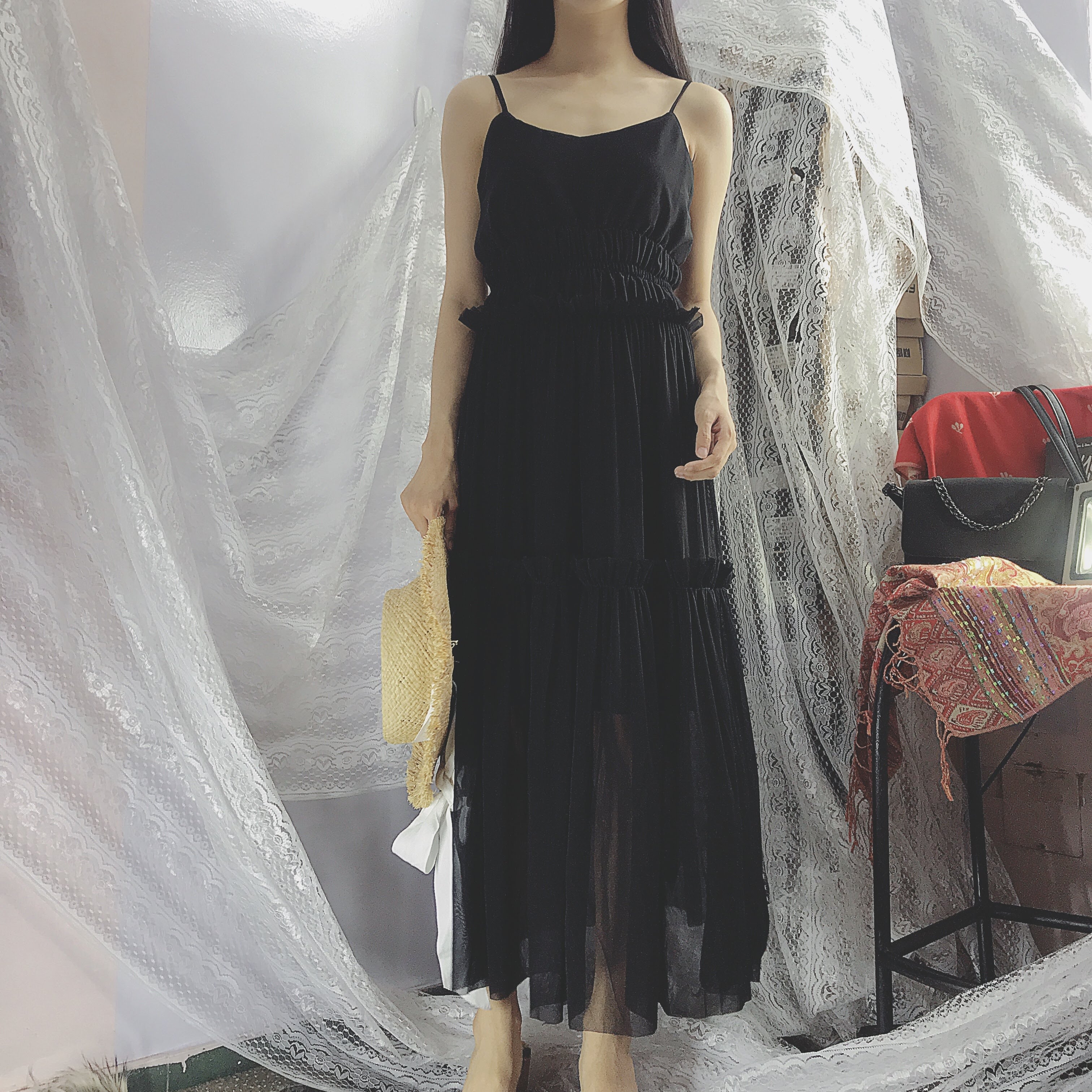 Đầm maxi hai dây lưới màu đen