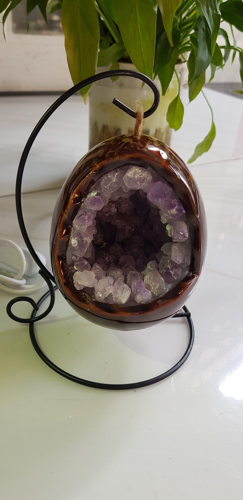 Miếng thạch anh tím tự nhiên hốc sâu có đế kiểu có đèn điện công dụng hút tài lộc Size cả chân Cao 16cm đk 12cm miếng tím cao 10cm x đk 8cm Anh Chị để bàn trang trí nhà bàn thờ Thần Tài và treo trong phòng làm đèn ngủ may mắn màu tím thật sự rất tốt đẹp ạ