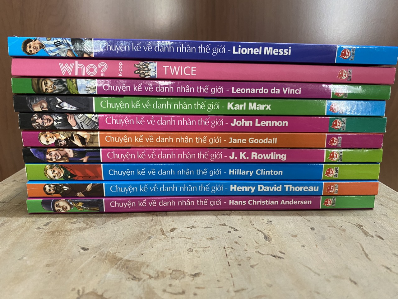 combo 10 cuốn WHO CHUYỆN KỂ VỀ DANH NHÂN THẾ GIỚI: Hans Christian Anderson, Henry David Thoreah, Hillary Clinton, J.K Rowling, Jane Goodall, John Lennon, Karl marx, K-pop Twice, Leonardo Da Vinci, Lionel Messi