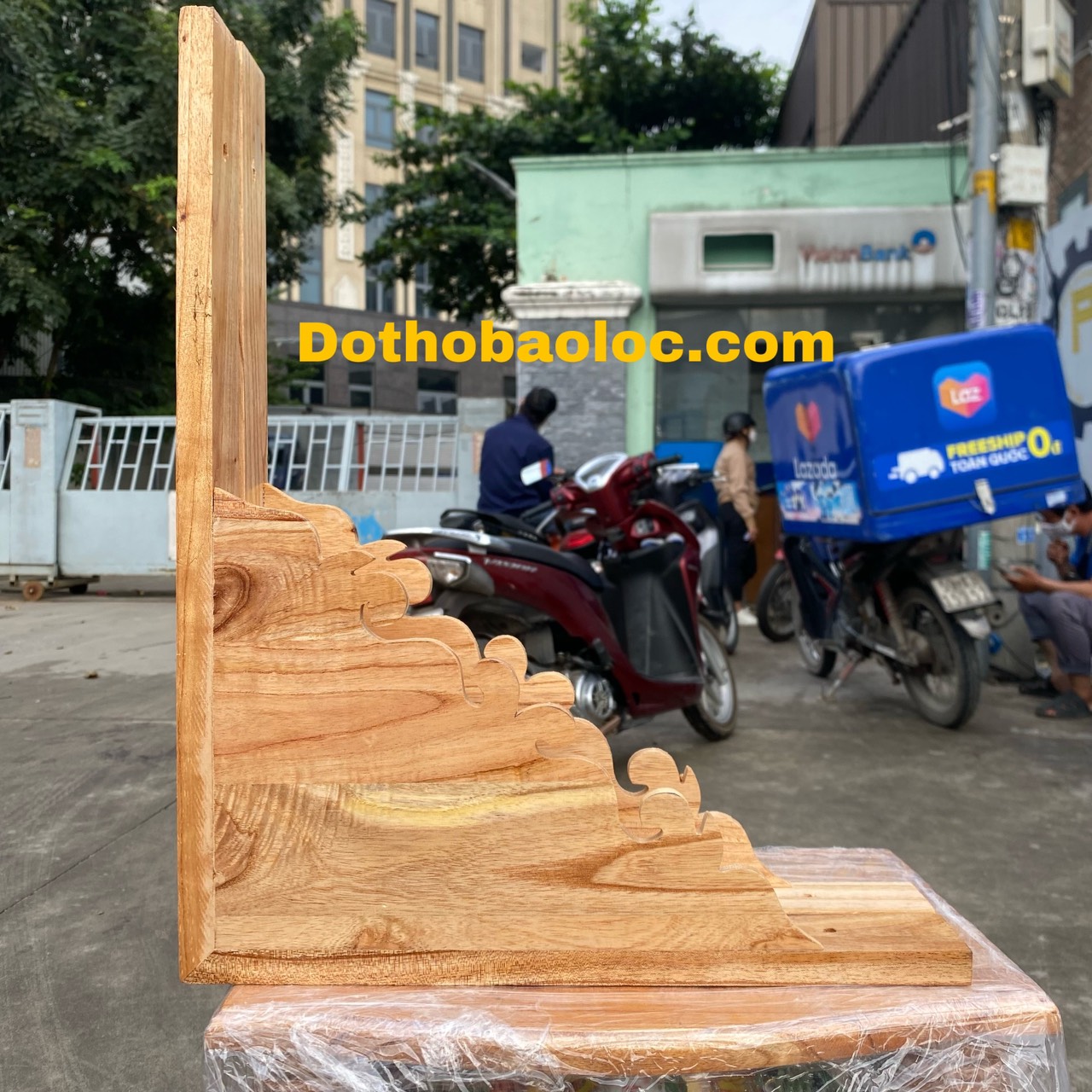 Bộ chân kệ treo bàn thờ gỗ xoan, eke gỗ, giá đỡ chữ L màu đỏ trơn ( 3 cỡ dài: 30cm, 35cm, 40cm )