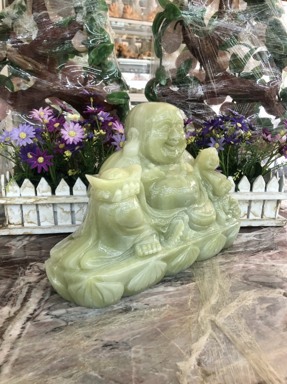 Tượng Phật Di Lặc ngồi tựa bao tiền cầm thỏi vàng và gậy như ý phong thủy đá ngọc Onyx - Dài 30 cm