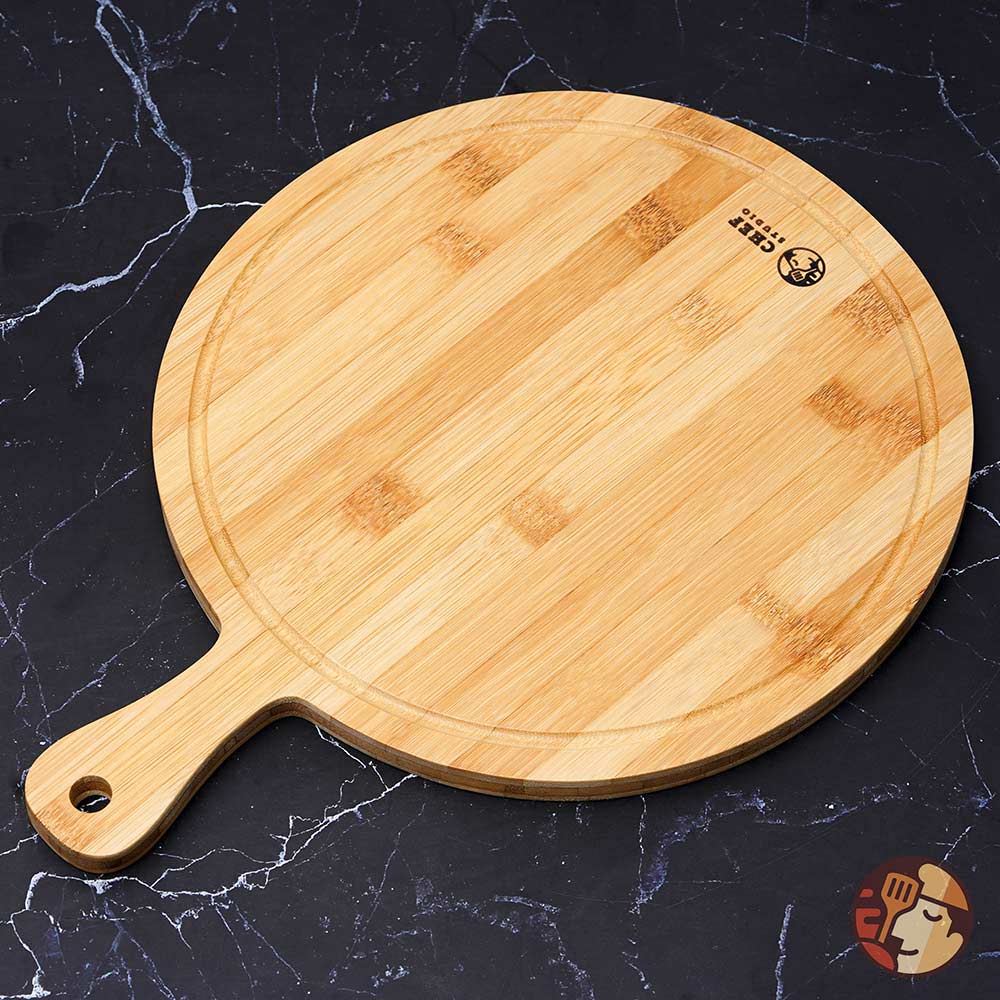 Thớt tre Chef Studio cao cấp hình tròn, có rãnh và tay cầm 40x30x1.5 cm - CB43, bền bỉ, an toàn cho sức khỏe, dùng cắt thái và bày trí đồ ăn