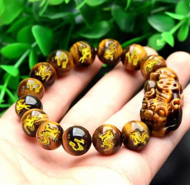 Vòng đeo tay phong thủy đá khắc rồng gắn tỳ hưu