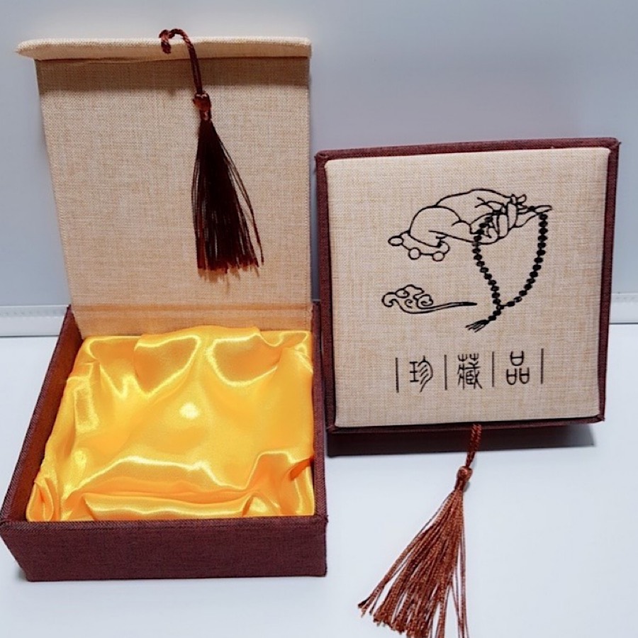 HỘP GẤM LÓT VẢI VÀNG TAY PHẬT CẦM CHUỖI HẠT 12cm ĐỰNG VÒNG , CHUỖI PHONG THỦY