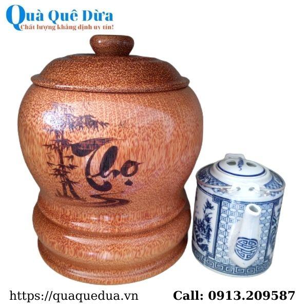 Bộ Bình Trà Gỗ Dừa Khắc Hoa Văn Lồng Chữ "Thọ" Và Bình Trà 700 - 950ml - Sản Phẩm Được Sản Xuất Tại Bến Tre