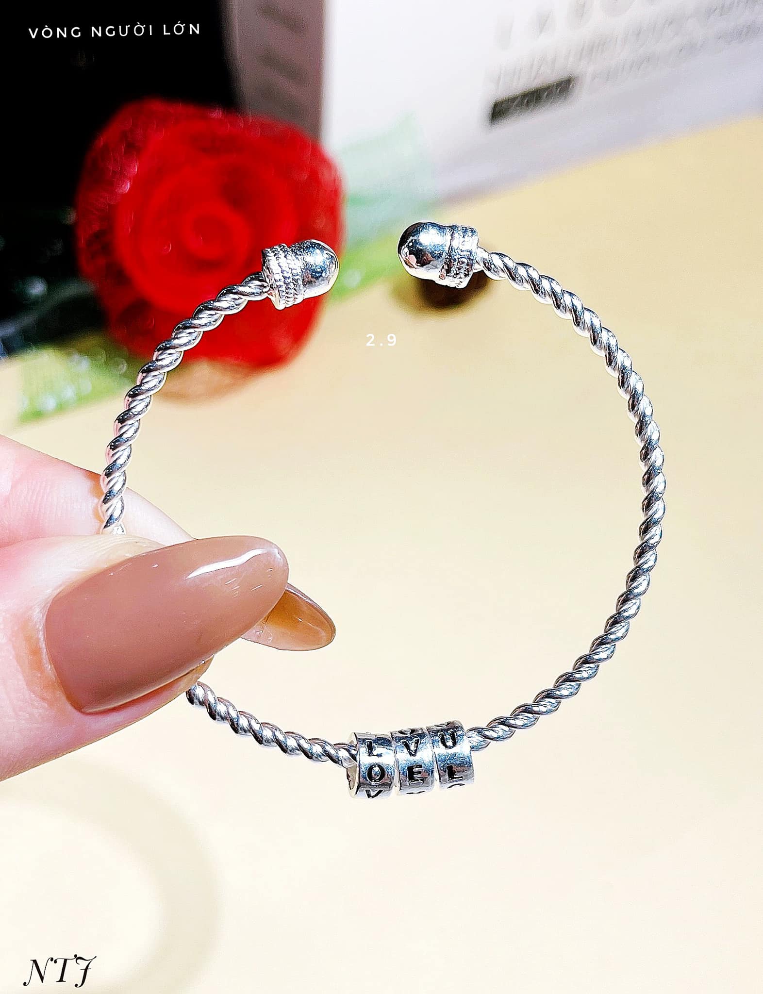 Vòng tay bạc kiểu xoắn charm chữ chất liệu bằng bạc MS023