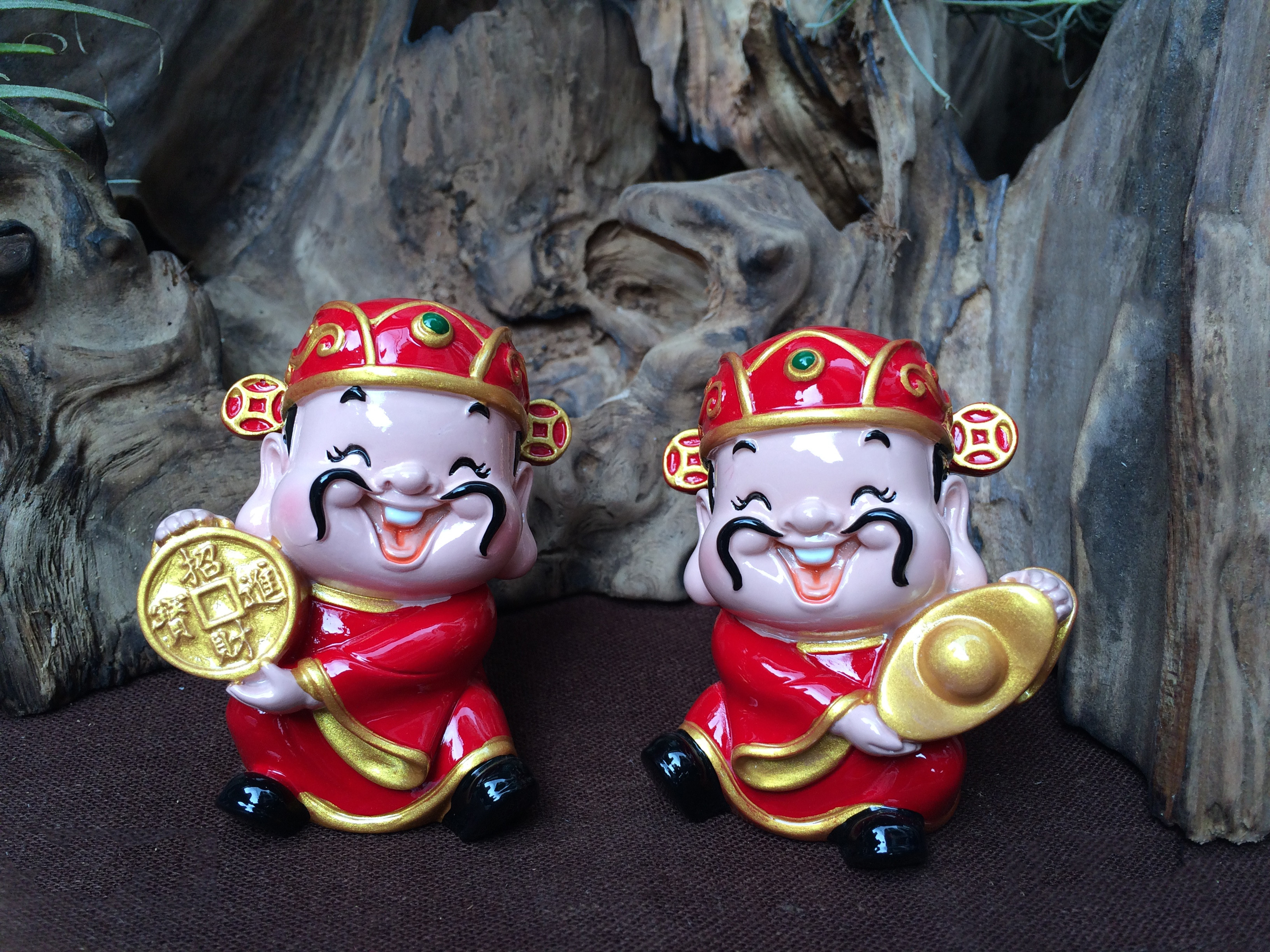 Bộ 04 tượng Thần Tài - Di Lặc kèm túi đỏ chữ Phát và chân đế giả đá size nhỏ