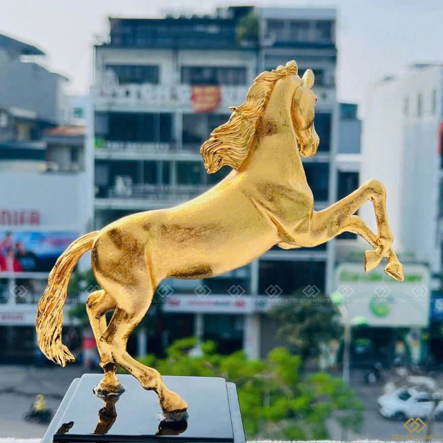 Tượng ngựa vàng chiến thắng
