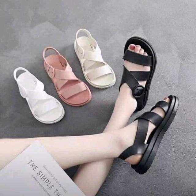 Sandal nhựa đi mưa