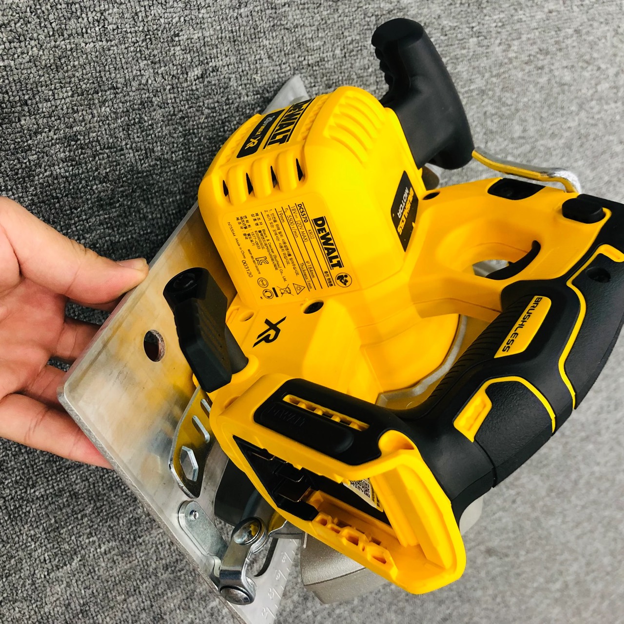 CHÍNH HÃNG - Thân Máy Cưa Đĩa 184mm Dùng Pin 18V/20Vmax DeWalt DCS570 ( Chưa có pin, sạc )