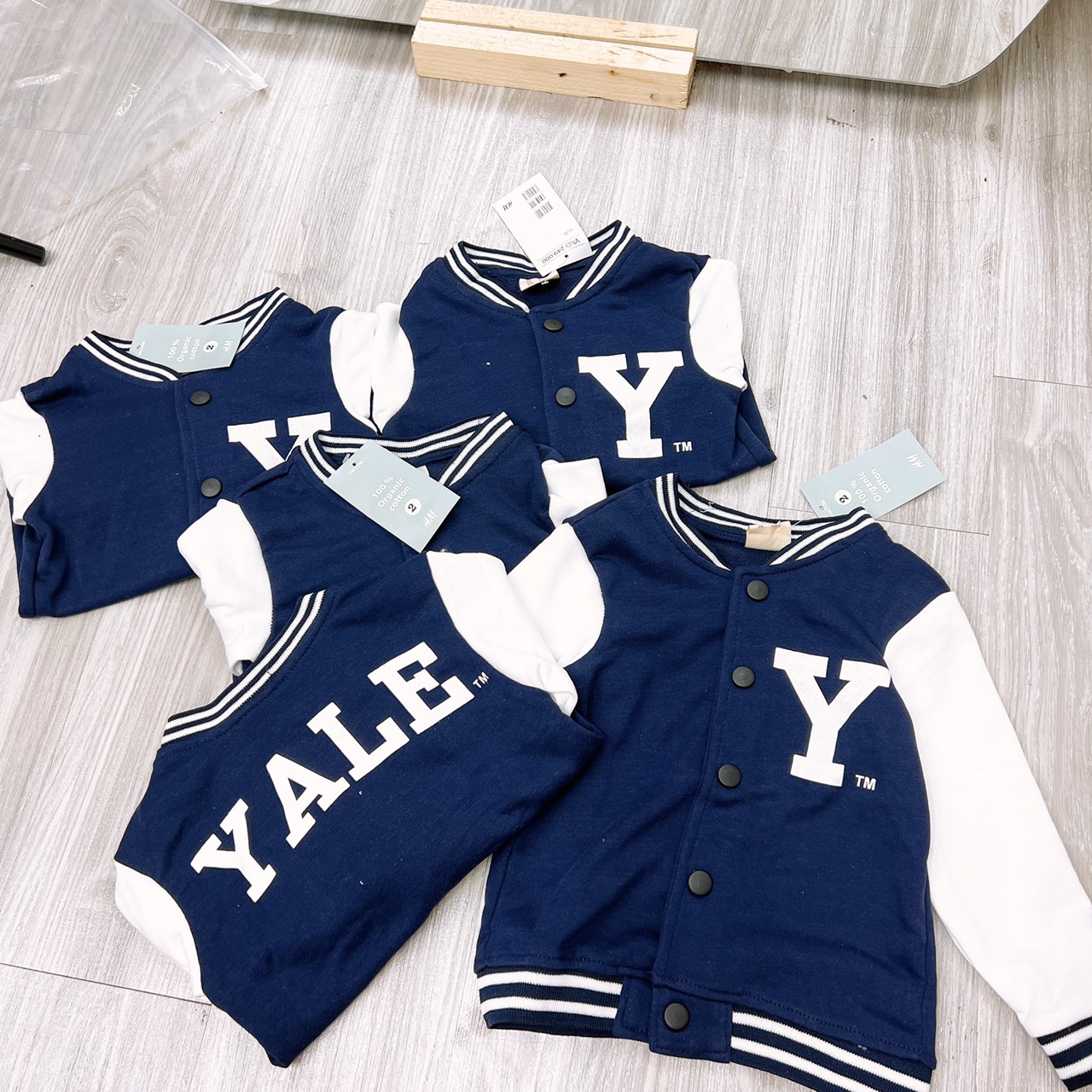 ÁO KHOÁC BOMBER PHỐI TAY BO VIỀN CHỮ YALE CHO BÉ AKN082