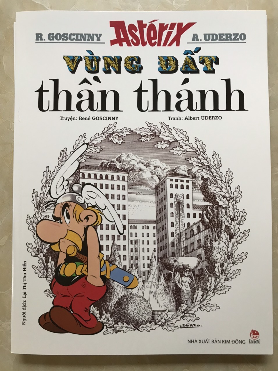 Combo 03 cuốn Asterix: Asterix và nữ hoàng Cleopatre, Vùng đất thần thánh, Asterix làm lính La mã