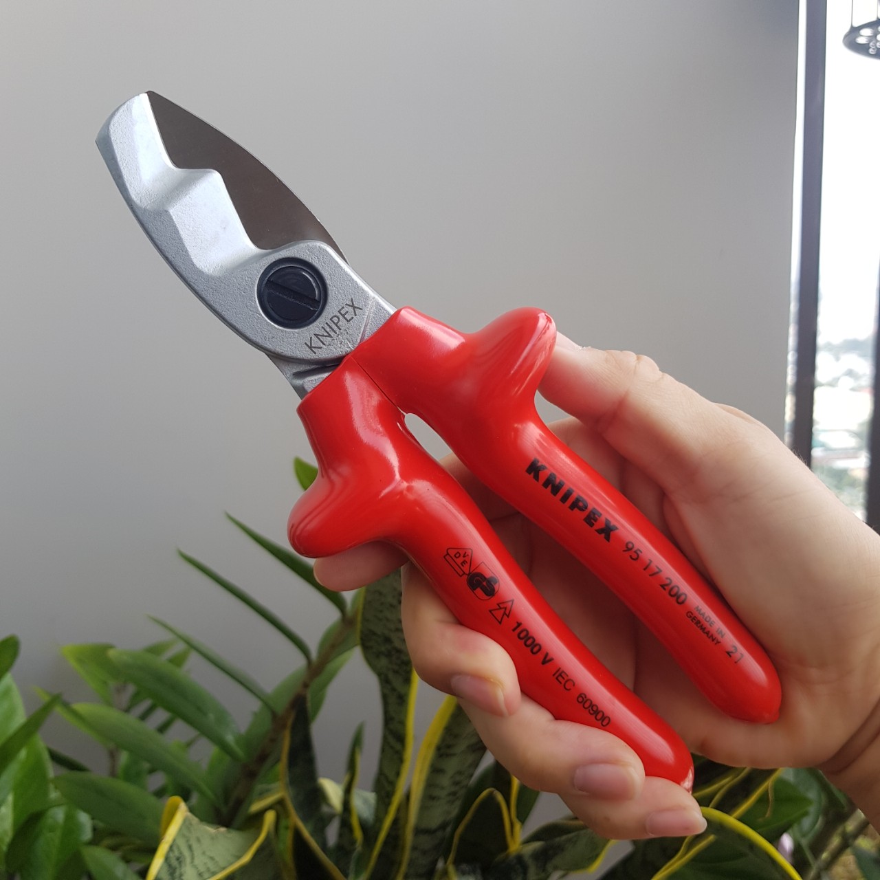 Kìm Knipex 95 17 200 Cắt Cáp Điện Đồng và Nhôm đến Ø20mm/70 mm² Cách Điện Nhựa Dày 1000V Theo Chuẩn VDE Đức