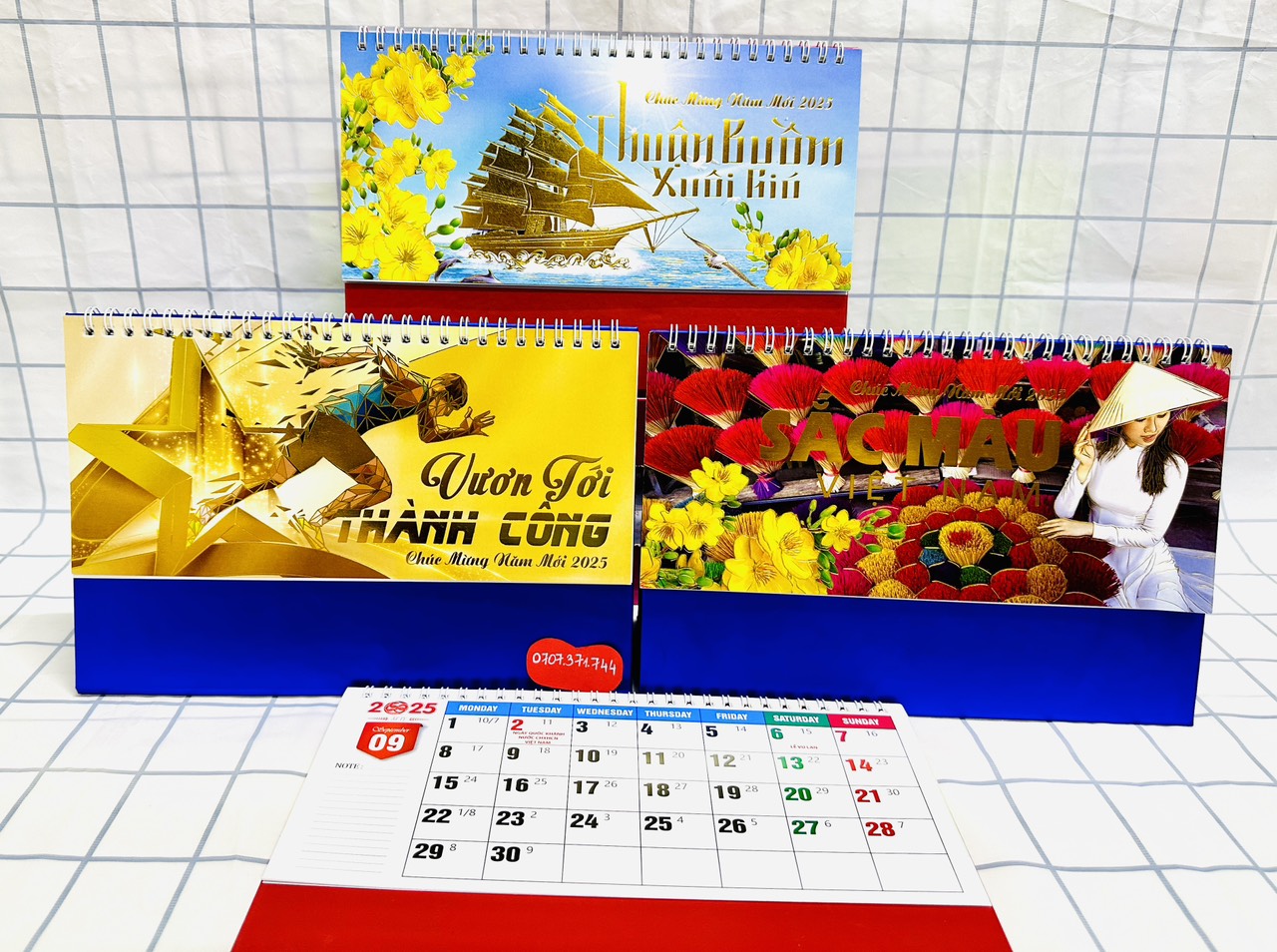 Lịch Để Bàn 2025 Dạng Đứng (17*19cm) Và Ngang (12*25cm) Nhiều Mẫu Đẹp Ý Nghĩa ,Bìa Ép Kim Điển Hình Cao Cấp, Sang Trọng, Tiện Dụng Giấy Dày 200gsm-Mẫu Thịnh Vượ