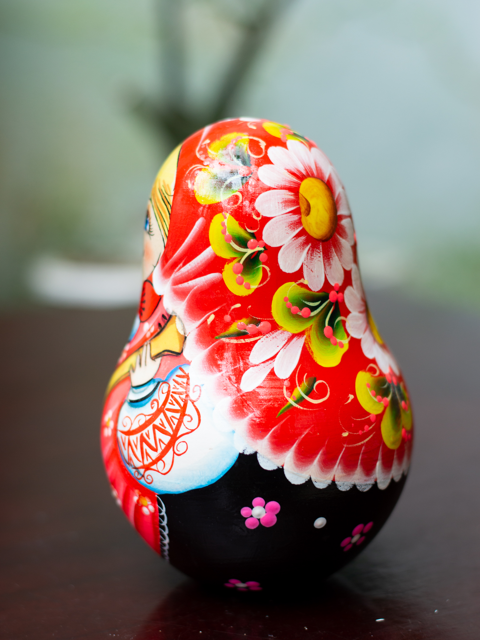 BÚP BÊ LẬT ĐẬT NGA SIZE 16CM VẼ HOA VĂN "CÔ BÉ ÔM ĐÀN BALALAIKA" CÓ CHUÔNG