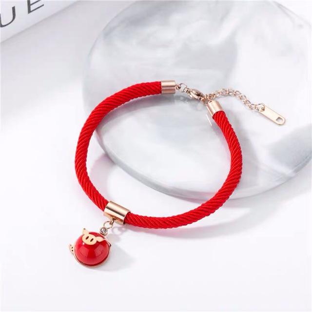 Vòng tay titan dây đỏ heo cool