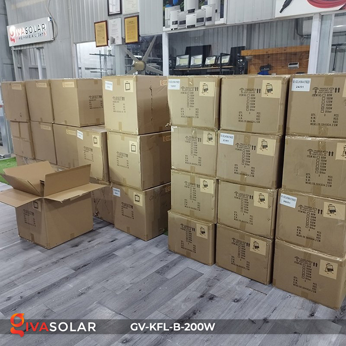 Đèn led pha sạc công suất lớn GIVASOLAR GV-KFL-B-200W