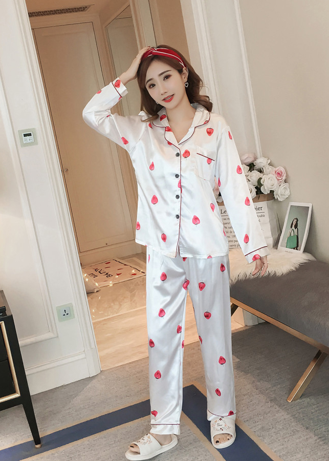 Bộ đồ mặc nhà nữ phi lụa hoạ tiết trái dâu cực xinh CDANP13