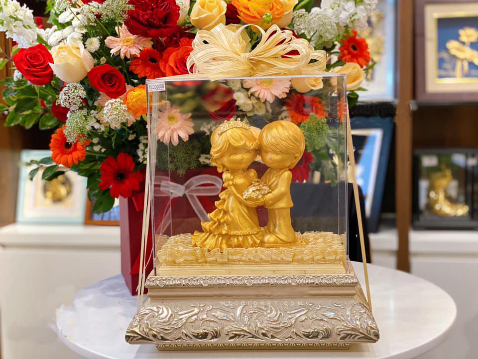 Tượng cô dâu chú rể dát vàng 24k( 19x27x34cm) MT Gokd Art- Hàng chính hãng, quà tặng ngày cưới, kỷ niệm ngày cưới
