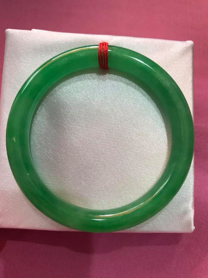 CHIẾC VÒNG TAY ĐÁ CẨM THẠCH LÝ ĐẸP 52mm Size 52mm x DẦY 8mm MÀU XANH LÁ TƯƠI BÓNG ĐẸP NỮ 52kg đến 59kg Đeo Đẹp Ạ