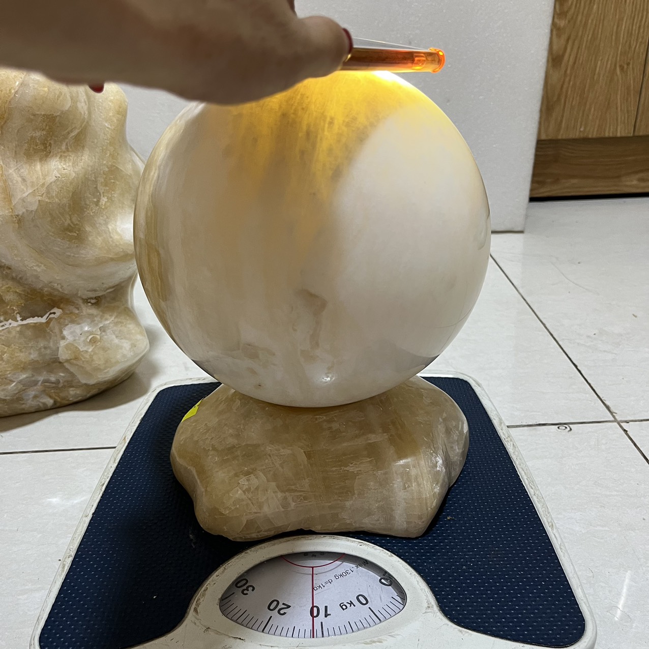 Quả cầu phong thủy đá tự nhiên màu vàng trắng đường kính 19 cm nặng 11kg  cho mệnh Kim và Thổ đá Việt Nam