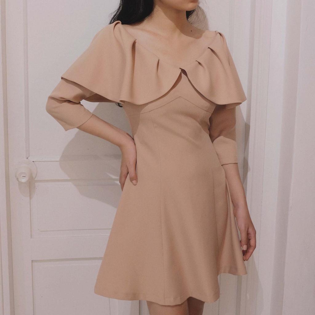 KIOBI – Đầm Hera cổ V sâu, form mini cúp ngực, rã eo, dáng xòe, tay lửng,xếp bèo choàng vai,vải cotton bố be - KID19115B