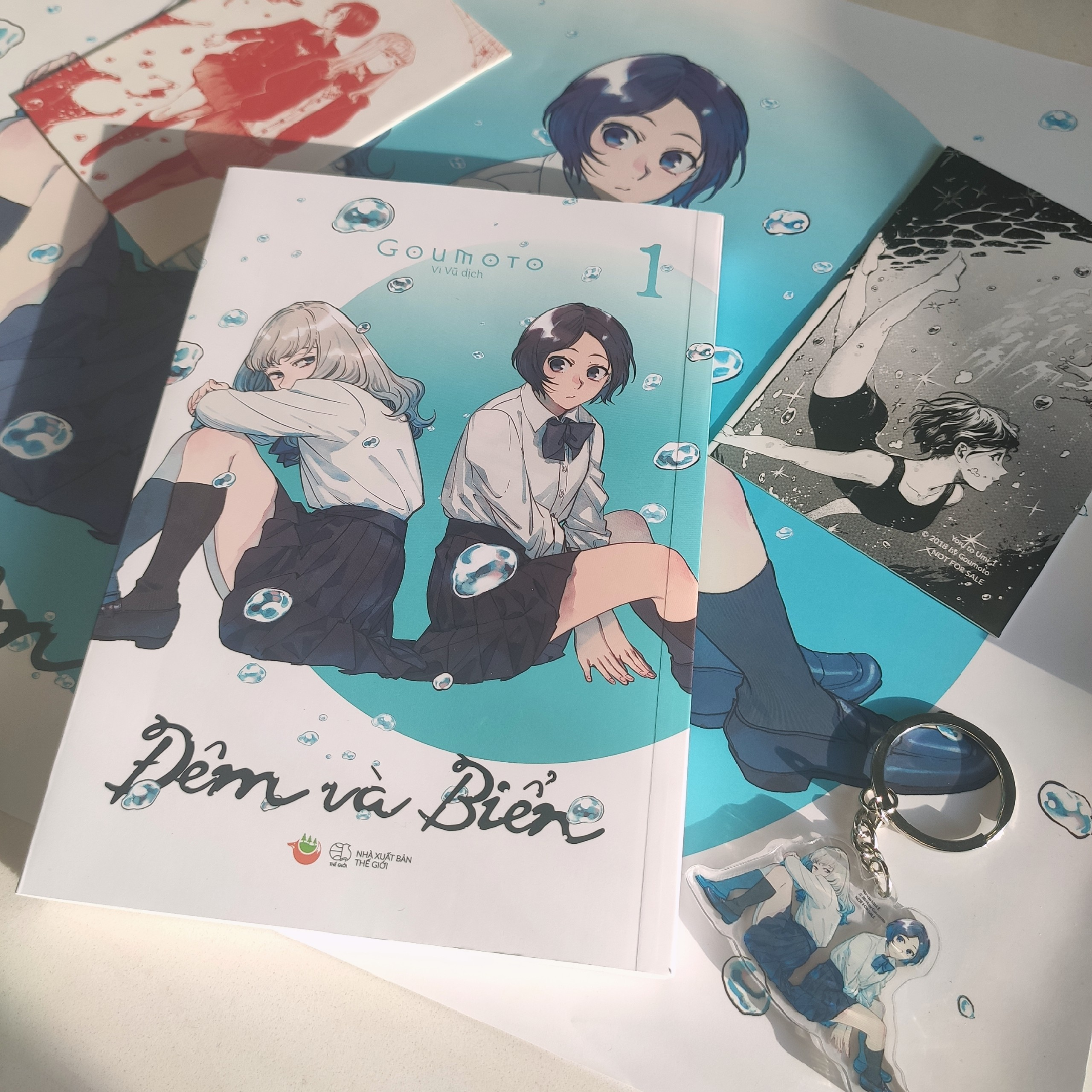 Đêm Và Biển - Tập 1 - Bản Đặc Biệt - Tặng Kèm 2 Postcard + 2 Postcard Màu + 1 Poster A3 + 1 Móc Khóa