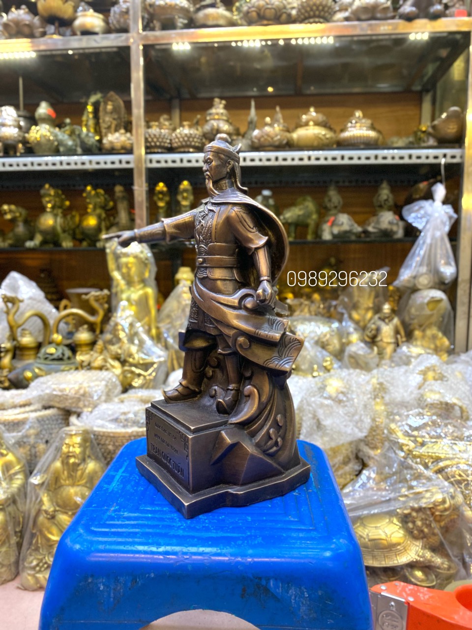 Tượng Hưng Đạo Đại Vương Trần Quốc Tuấn chỉ tay bằng đồng hun - Tượng Trần Quốc Tuấn