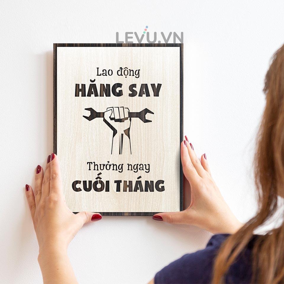 Tranh treo tường đẹp LEVU LV025 "Lao động hăng say thưởng ngay cuối tháng"