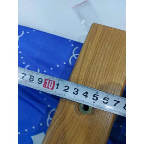 Tay nắm gỗ cửa kính bản lề sàn
