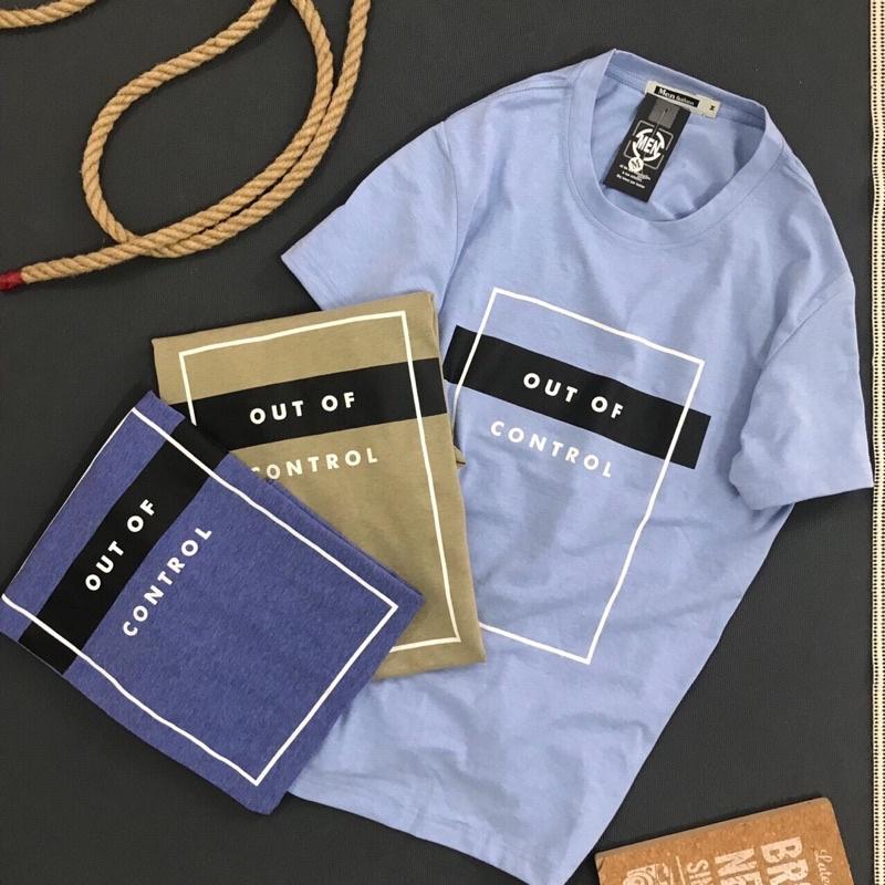 Áo thun cổ tròn.