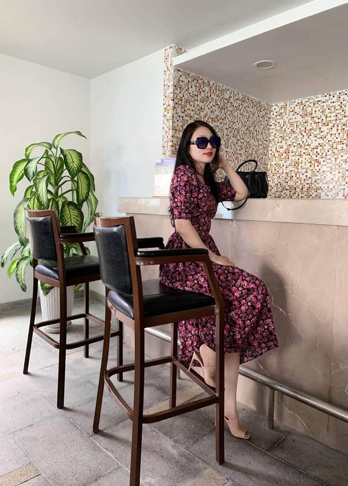 ĐẦM XOÈ HOA TÍM TAY PHỒNG