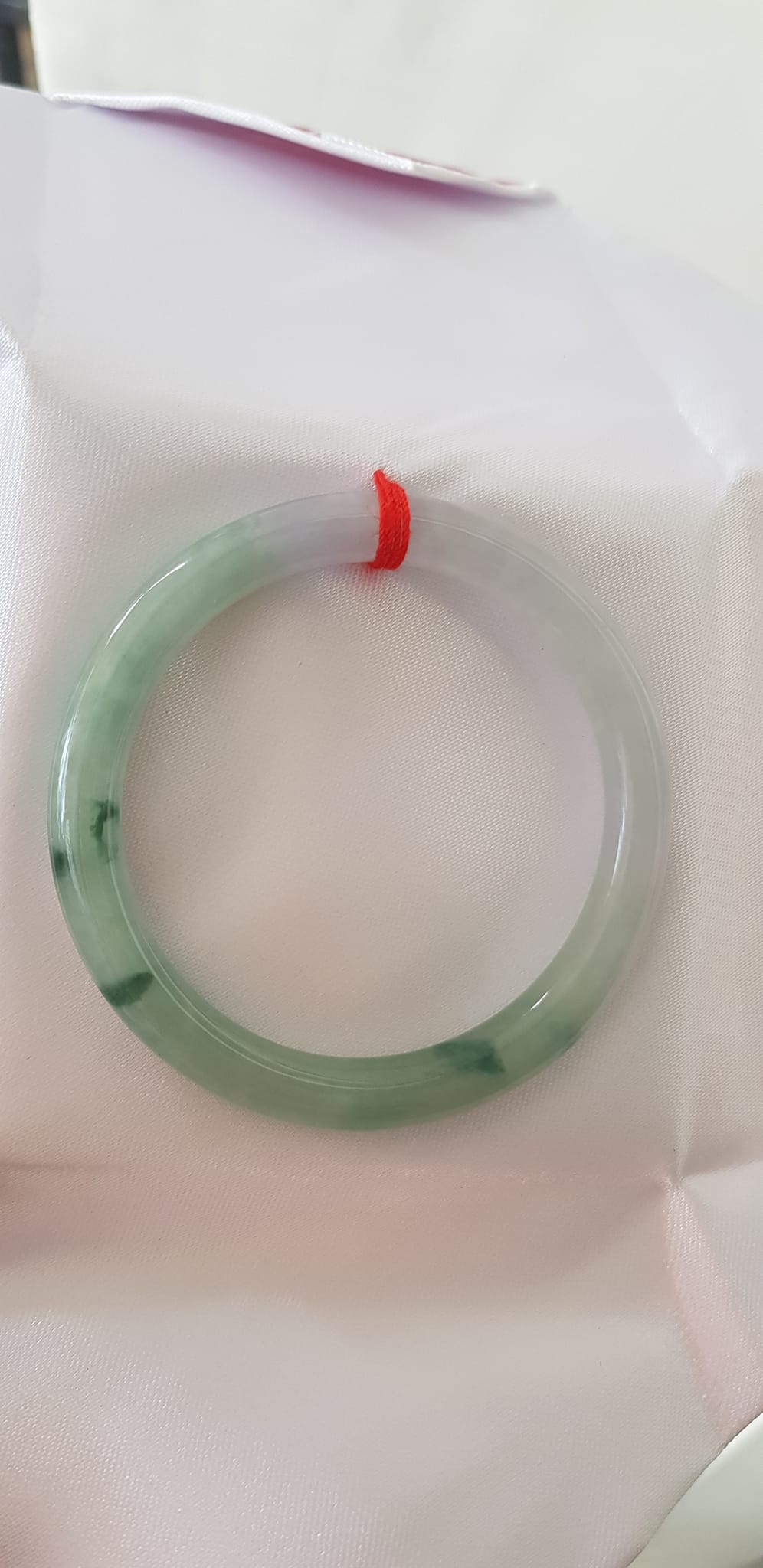 Vòng Cẩm Thạch tự nhiên A Sịn Đẹp 49mm x cọng 7mm Màu trắng bóng xanh rêu đẹp lạ sang vân đậm bóng ánh xíu tím nhẹ rất là đẹp sang Nữ 47kg - 51kg đeo đẹp ạ