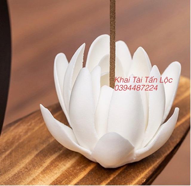 Tượng Quan Âm cầm ngọc như Y và kệ gỗ đèn led 10 món