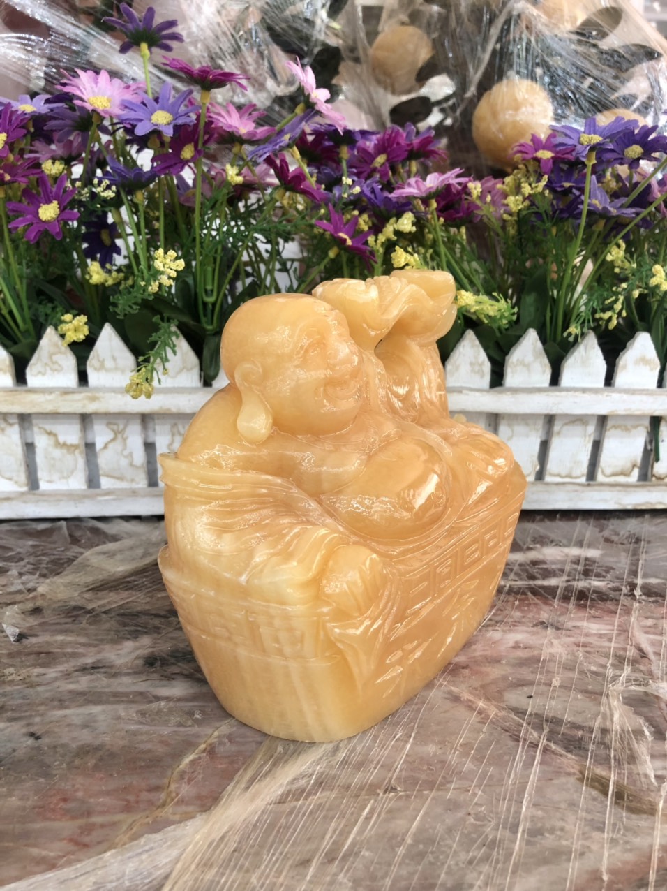 Tượng Phật Di Lặc ngồi trên thỏi vàng cầm gậy như ý phong thủy đá ngọc hoàng long - Dài 15 cm