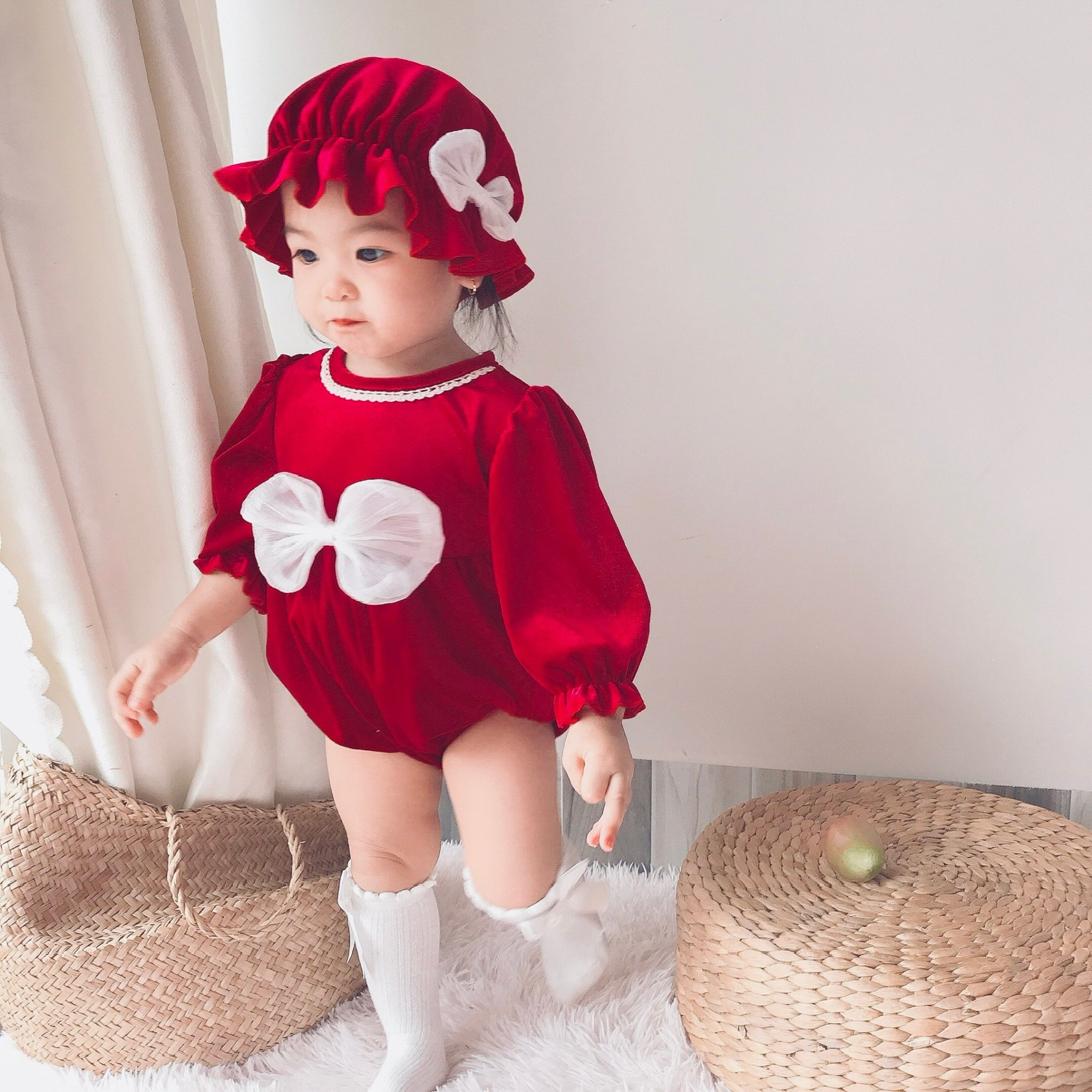 Body Nhung Đỏ Cho Bé Gái 3 Đến 12kg, Bodysuit Kèm Quà Tặng Nón Và Giày
