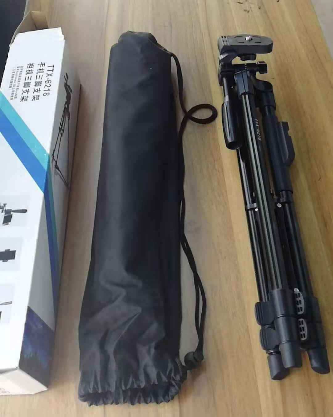 Chân đế tripod dùng cho điện thoại và máy ảnh 6218 -  Có Remote chụp ảnh và túi đựng tiện lợi - Hàng chính hãng