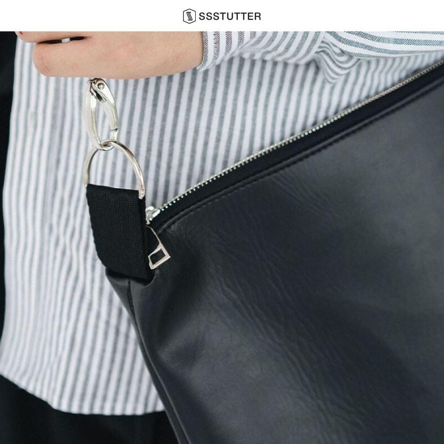 Túi đeo chéo unisex dáng cơ bản SSSTUTTER giả da leather cross bag