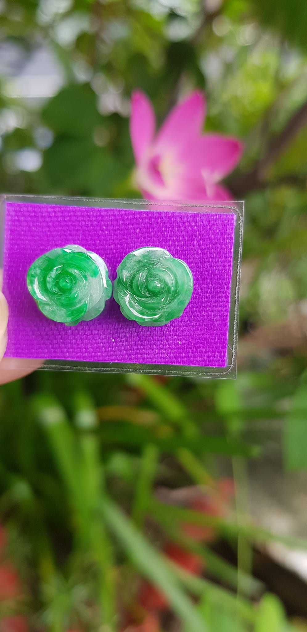 Đôi bông tai nữ mới bông hồng nổi đẹp size đk 10mm x cao 5mm đá cẩm thạch xanh tự nhiên lý tươi xíu trắng nhẹ rất xinh các Chị em về bọc vàng lên đeo đẹp sang tai lắm nhé