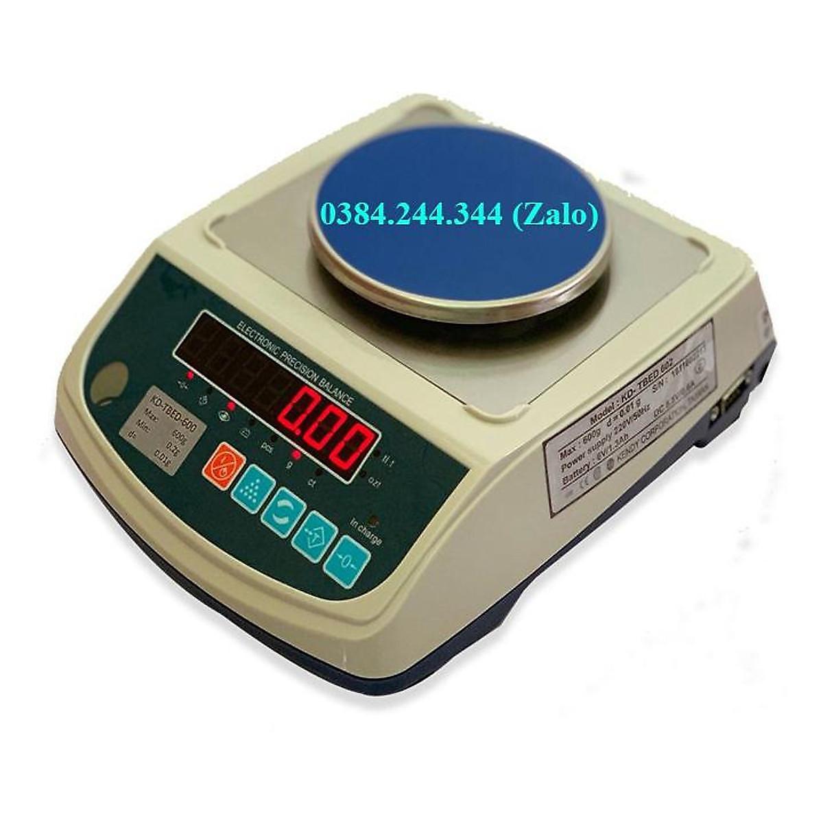 Bộ sản phẩm cân mẫu vải ngành may mặc bao gồm cân điện tử KD-TBED 300g/0.01g, dao cắt mẫu 10cm2 và 4 lưỡi dao thay thế