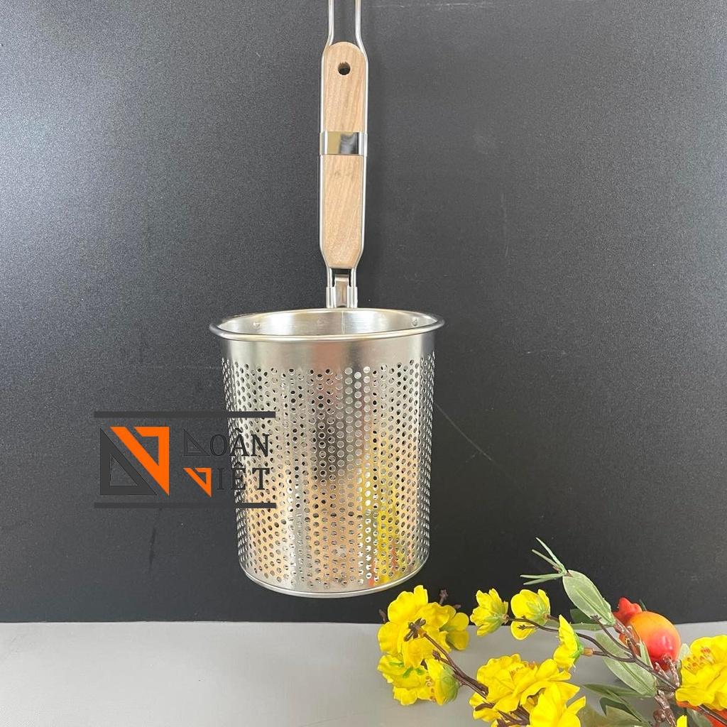 Vợt TRỤNG HỦ TIẾU MÌ [INOX 304], VỢT XƯƠNG loại tốt- Sâu Lòng .lưới dày, cán gỗ, móc treo tiện dụng - Nhiều Size