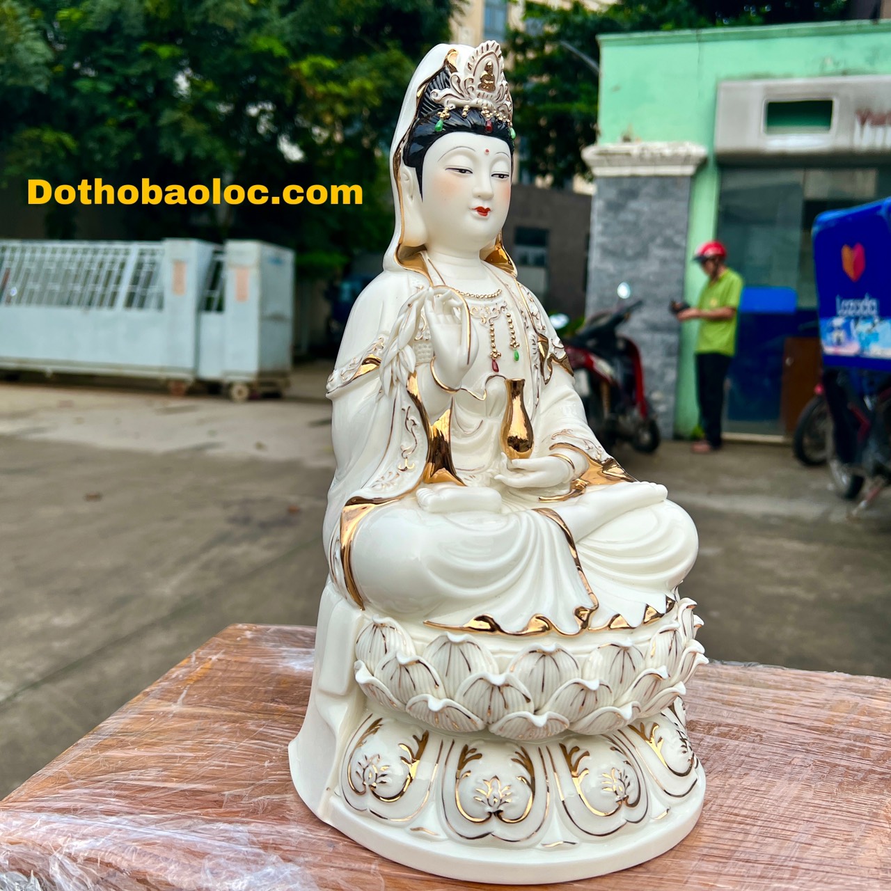 Tượng Quan Âm gốm sứ cao cấp ngồi trên đài sen cao 31cm