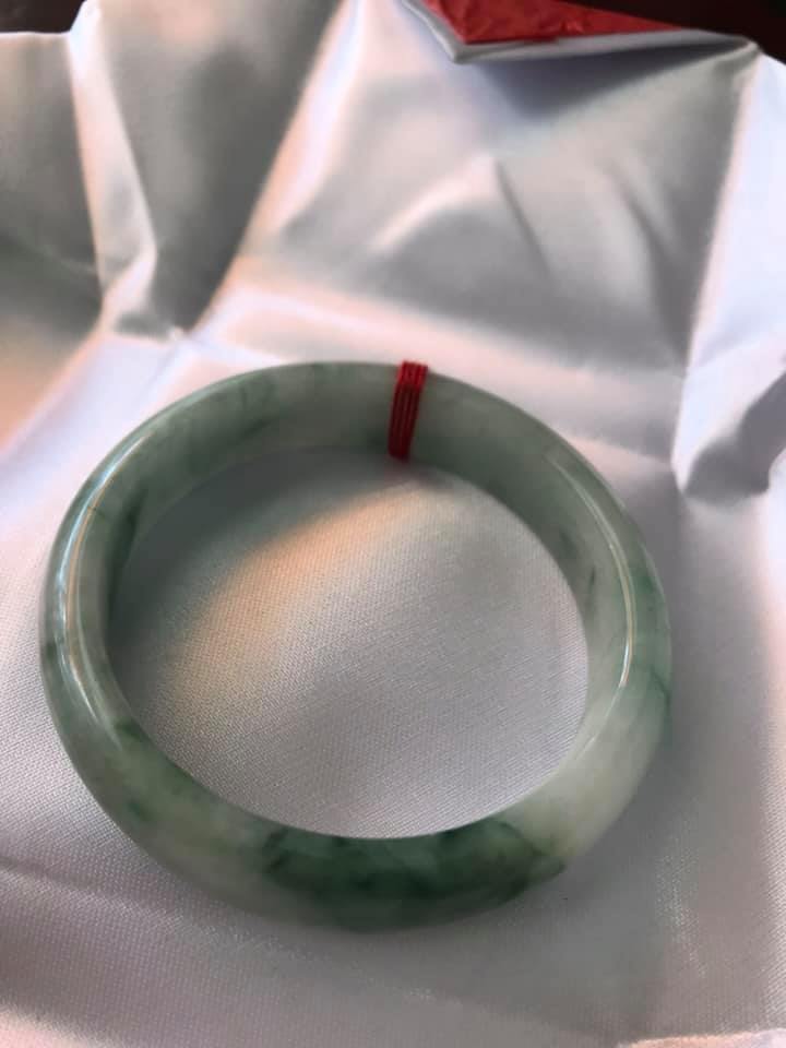 VÒNG CẨM THẠCH HẸ ĐẸP SAO 55MM ĐÁ TỰ NHIÊN MÀU TRẮNG NGÀ XANH LÁ NHẸ VÂN ĐỀU VÒNG ĐẸP LẮM NỮ 53kg Đến 65kg Đeo