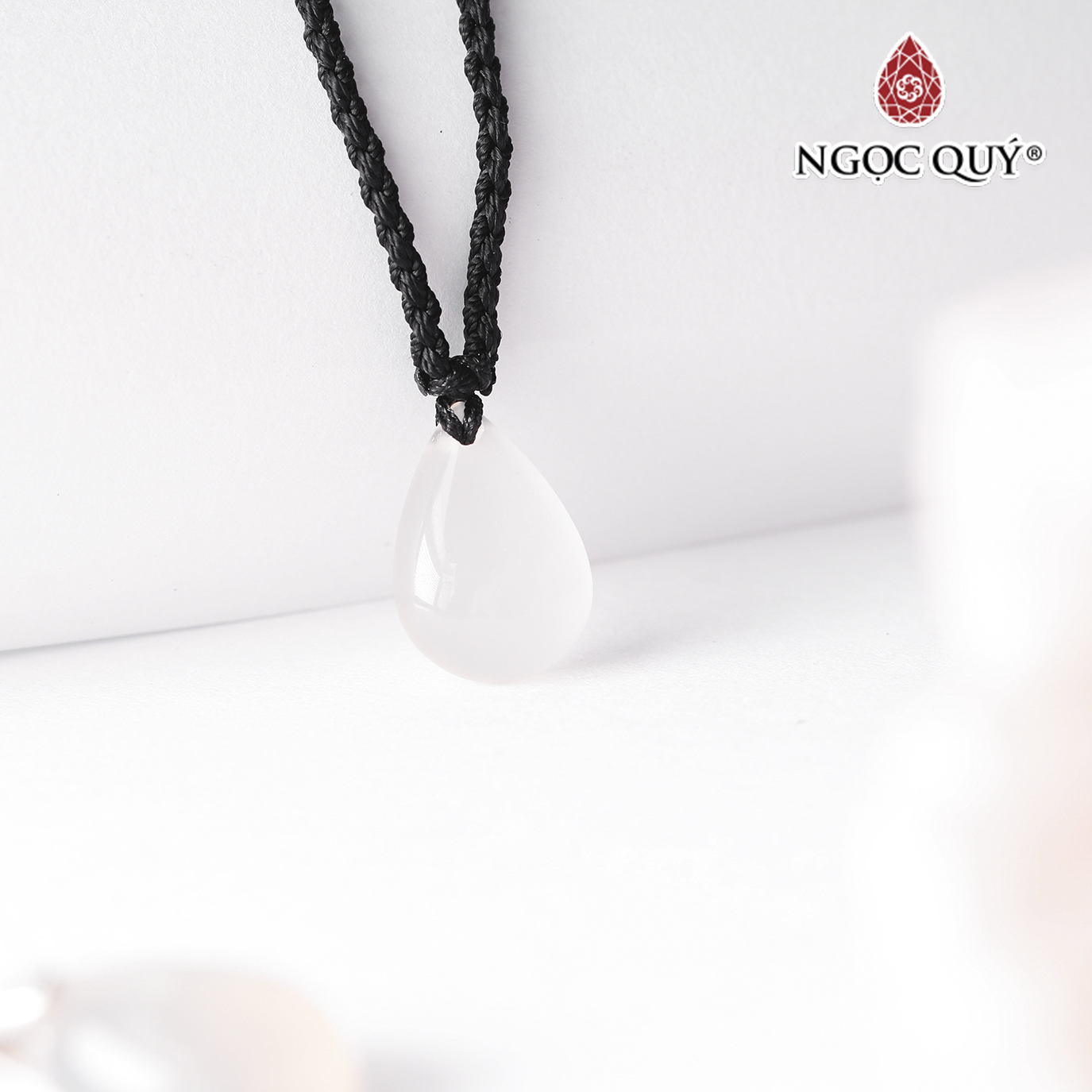 Mặt dây chuyền giọt nước đá mã não trắng 13x18mm mệnh thủy, kim - Ngọc Quý Gemstones